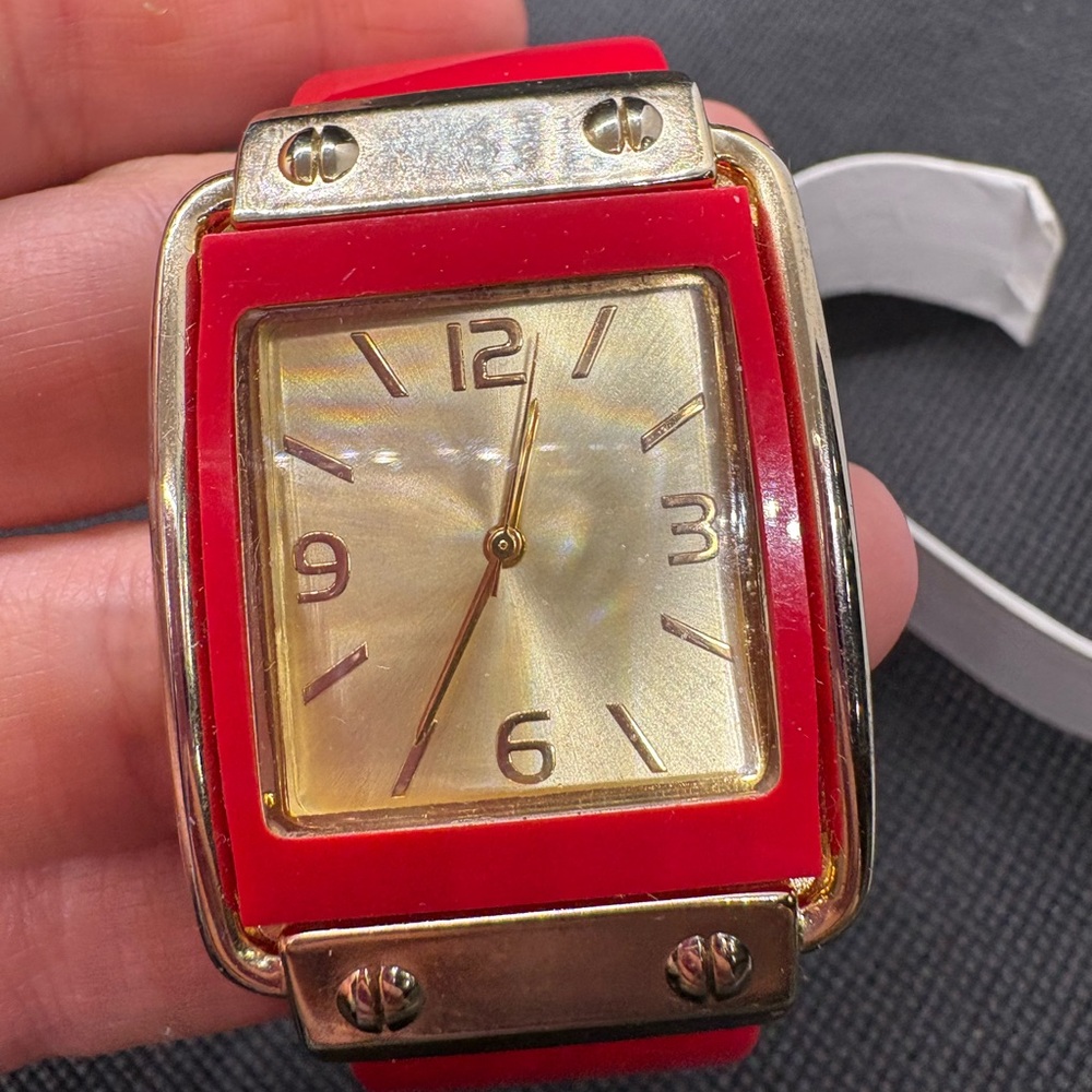 Vintage Red and Gold Japan movement Wearable Watch needs battery - Picture 3 of 4